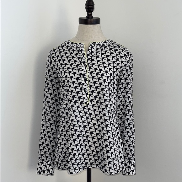 Banana Republic Tops - Banana Republic shirt XS with bird print